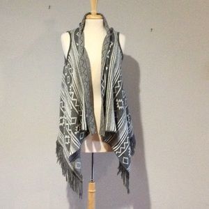 En Creme Gray & White Fringe Vest Size Small